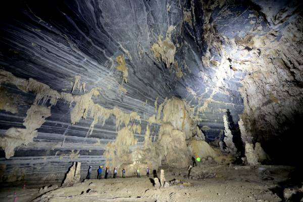 Tầng hai của hang Tiên cũng với kết cấu vòm trần cao rộng, điểm xuyết bởi măng đá, nhũ đá