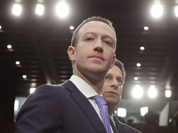 Mark Zuckerberg tại buổi điều trần trước Quốc hội. Ảnh: Businessinsider.