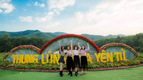 Thung lũng hoa Yên Tử thu hút đông đảo giới trẻ đến chụp ảnh check-in - Ảnh Lã Nghĩa Hiếu