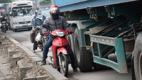 Người đi xe hai bánh trên đường Nguyễn Văn Linh khổ sở vì bị ô tô chèn ép