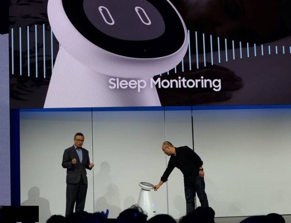 Samsung trình diễn khả năng giao tiếp với robot sử dụng Bixby. Ảnh: Quốc Huy.