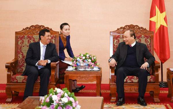 Thủ tướng Nguyễn Xuân Phúc tiếp Thống đốc Ngân hàng CHDCND Lào Sonexay Sitphayxay. Ảnh: VGP