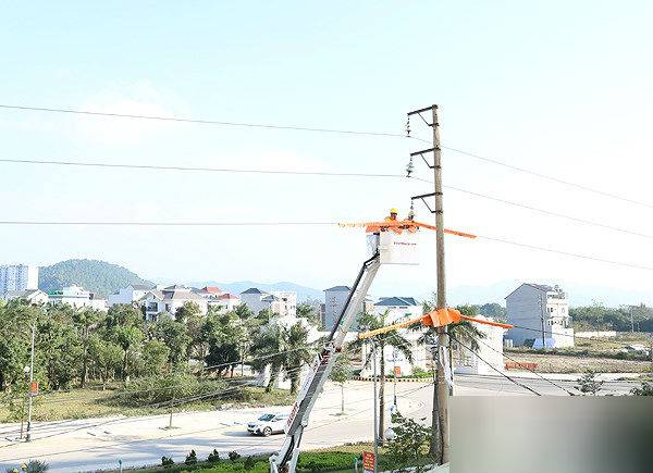 Công ty Điện lực Nghệ An ứng dụng công nghệ sửa chữa điện nóng hotline trên lưới điện 22kV. Ảnh tư liệu