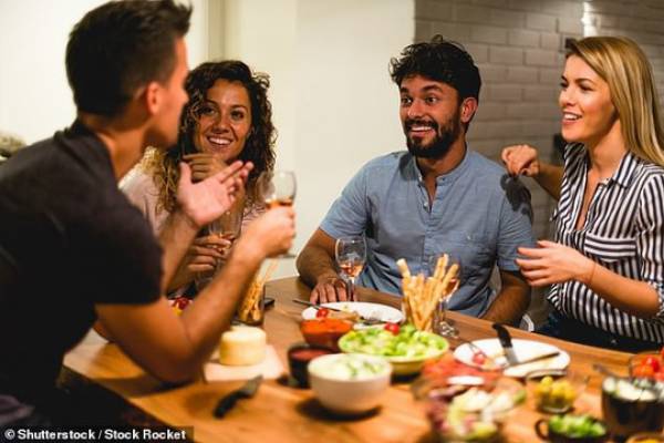 Ăn tối cùng bạn bè có thể khiến bạn giảm cân một cách khó tin - ảnh: SHUTTERSTOCK