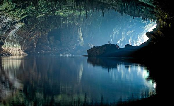 Sơn Đoòng là hang động tự nhiên lớn nhất thế giới, điểm đến trong mơ của rất nhiều du khách nước ngoài. Ảnh: John Spies.