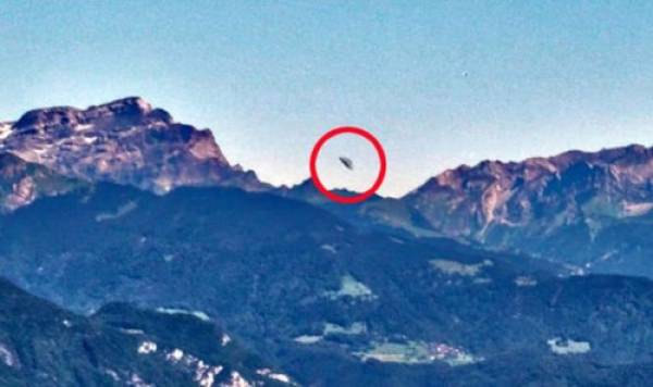 Bằng chứng cho thấy UFO đang rời khỏi dãy núi.