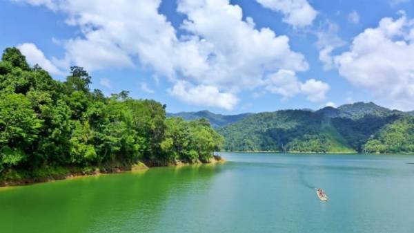 Khu nghỉ dưỡng Belum Rainforest Resort nhìn ra Hồ Temengor trong khu phức hợp rừng Belum-Temengor của Malaysia.