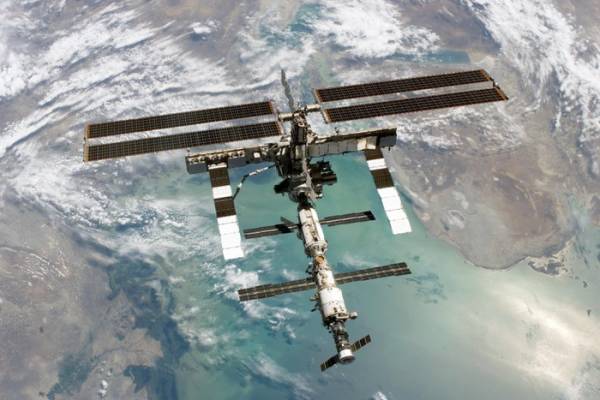 Trạm không gian quốc tế (ISS) bị tăng rủi ro va chạm gần 44% sau vụ thử tên lửa diệt vệ tinh của Ấn Độ tuần qua. Ảnh: NASA.