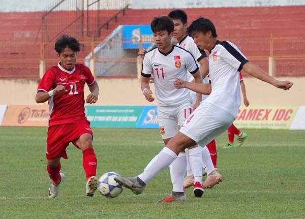 U19 Trung Quốc (áo trắng) thua U19 Việt Nam. Ảnh: VietNamNet