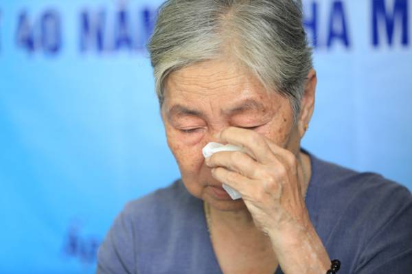 Bà Nguyễn Thị Ngọc Lan khóc khi nhắc về nỗi oan sai cách đây 40 năm