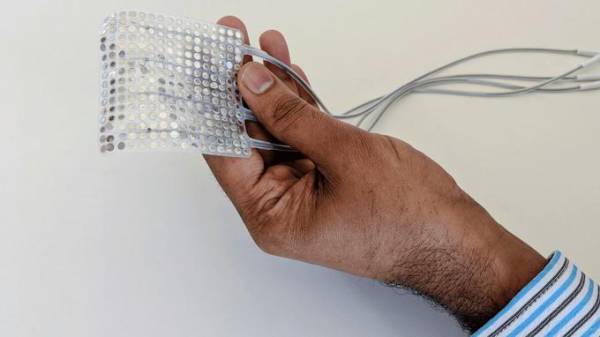 Thiết bị có khả năng giải mã tín hiệu của não và chuyển chúng thành lời nói. Ảnh: Lefigaro).