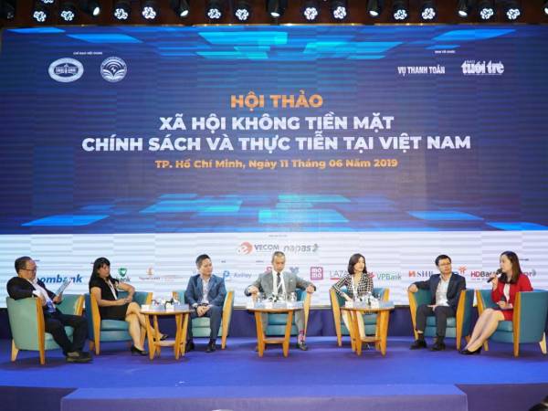 Sáng 11/6 tại Tp.HCM, Hội thảo “Xã hội không tiền mặt: chính sách và thực tiễn tại Việt Nam“ đã diễn ra.