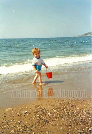 images1535611_Baby_walking_on_the_beach_b.jpg