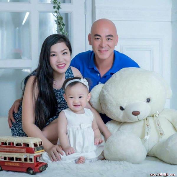 Chị Kim cùng chồng và con gái ở Malaysia - Ảnh chị Kim cung cấp