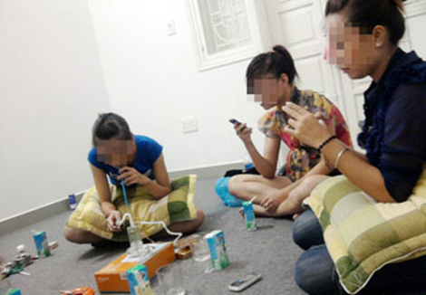 Một nhóm nữ sinh đang “đập đá”.