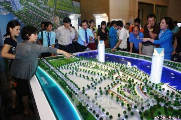 Image result for Vốn thu hẹp, bất động sản gặp khó?