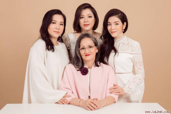 Lý Nhã Kỳ khoe mẹ cùng hai chị gái và kể về những ngày ...