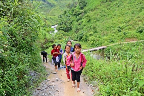 Trẻ em ở huyện biên giới Quản Bạ, Hà Giang trên đường đi học về. Ảnh: Trương Thúy Hằng