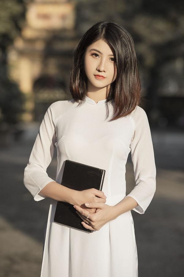 Nữ sinh ngành thiết kế đẹp ngây ngất trong tà áo dài Tuổi Trẻ Cộng Đồng