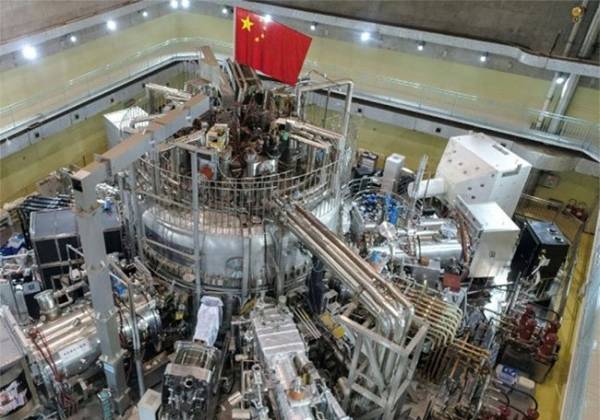  Ảnh buồng nén từ tính tại lò phản ứng hạt nhân Hợp Phì (Trung Quốc), nơi đã phát triển được kỹ thuật hợp nhất nguyên tử tạo ra nhiệt độ 100 triệu độ C và duy trì trong thời gian kỷ lục