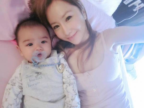 Tiffany có bầu sinh con dù chưa kết hôn.