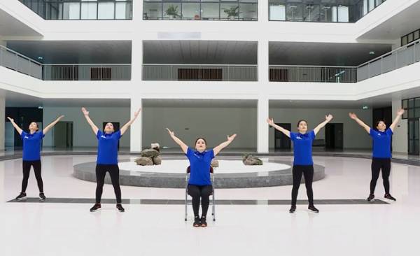 Bài tập thể dục được Bộ Y tế hướng dẫn, giúp giãn cơ, giảm căng thẳng, mệt mỏi, bao gồm các động tác vươn cao tay và hít thở đơn giản