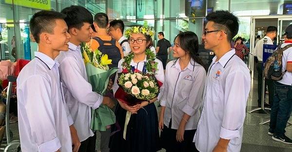  Khánh Linh chia sẻ niềm vui với bạn học cùng lớp
