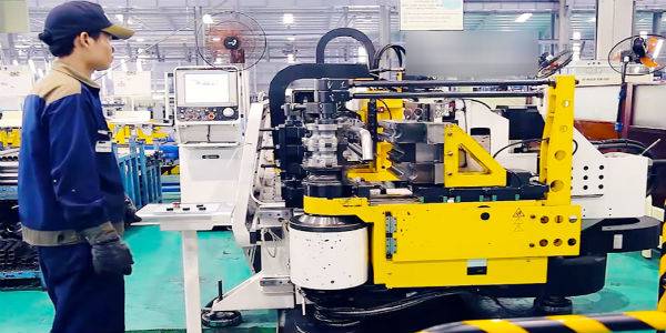  Chỉ số phát triển công nghiệp của Đà Nẵng tăng ấn tượng (Trong ảnh: Sản xuất công nghiệp phụ trợ cho ngành ô-tô).