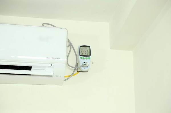 Điều hòa sử dụng 0,784 số điện trong buổi test ở chế độ 27 độ trong 8 tiếng.