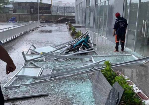 Tấm kính cửa vỡ vụn sau cú rơi từ trên cao xuống đất
