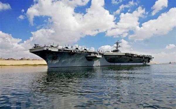 Tàu sân bay USS Abraham Lincoln của Mỹ di chuyển qua kênh đào Suez, gần thành phố Ismailia, phía Đông Cairo của Ai Cập ngày 9/5/2019.