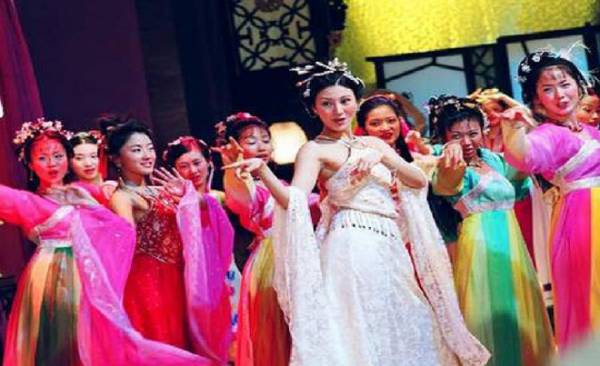 Khách lạ ghé thăm trong đêm và cho chủ nhà xem 9 hòm gương, ngay sáng hôm sau điều bất ngờ xuất hiện