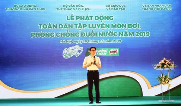 Phó Thủ tướng Vũ Đức Đam phát biểu tại lễ phát động toàn dân tập luyện môn bơi, phòng, chống đuối nước trẻ em năm 2019