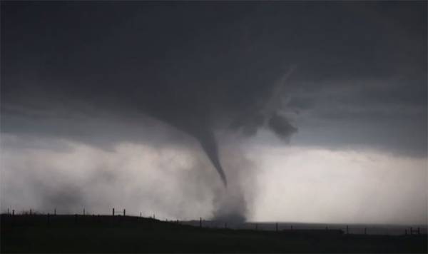  Cơn lốc phát triển rất nhanh, gió xoáy mạnh ập tới, cuốn theo một lượng lớn cát bụi lên không trung.