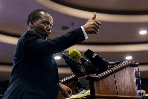 Thống đốc Ngân hàng trung ương Zimbabwe John Mangudya trong một bài phát biểu. Ảnh: newscentral.ng