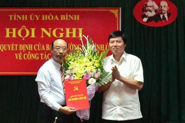 Phó Bí thư Thường trực Tỉnh ủy, Chủ tịch HĐND tỉnh Hòa Bình Trần Đăng Ninh trao quyết định và chúc mừng ông Đinh Văn Hùng