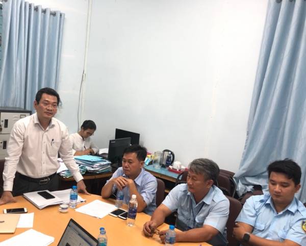Ông Hoàng Minh Tuấn Anh – Phó chủ tịch UBND quận 9 (áo trắng đang đứng) chia sẻ thông tin về việc xử lý vi phạm trong trật tự xây dựng trên địa bàn