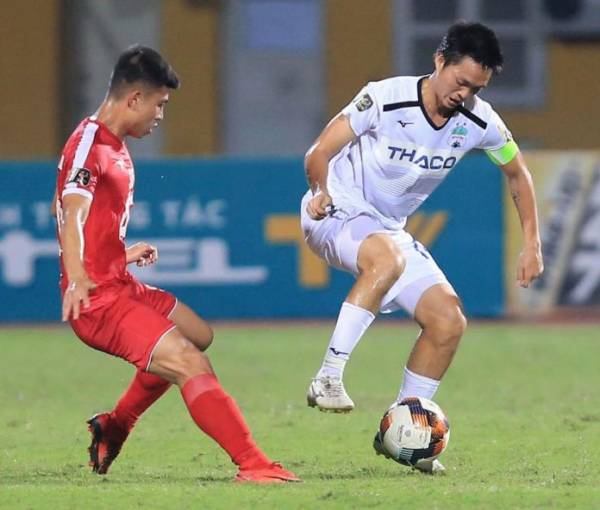 HLV Lee Tae-Hoon muốn Tuấn Anh (phải) nghỉ ngơi. Ảnh: Thể thao 247