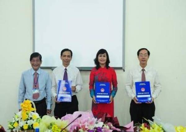 Bà Nguyễn Thị Yến Trinh trong ngày nhận quyết định làm Hiệu trưởng Trường THPT Chuyên Lê Hồng Phong (Ảnh:hcm.edu.vn)