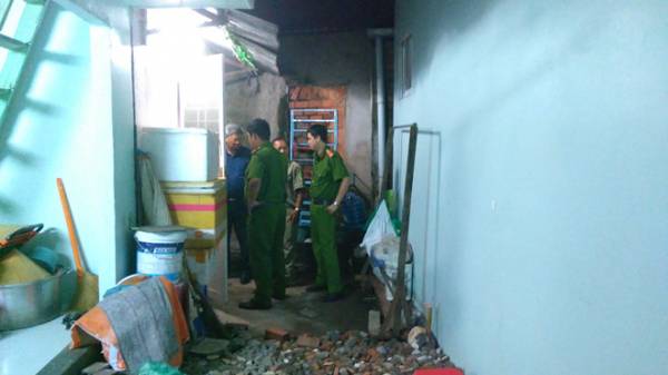 Công an khám nghiệm hiện trường ẢNH: LÊ LANG