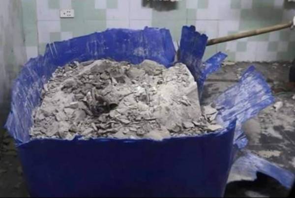 Thùng nhựa đổ bê tông mà nhóm nghi can giấu thi thể bên trong