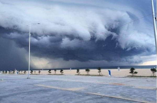  Hình ảnh mây dông ở khu vực biển Biển Thuận An - Huế cũng được dân mạng chụp lại. Ảnh: FB