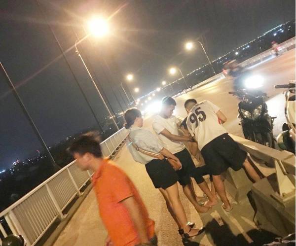 Nam thanh niên có ý định nhảy cầu tự tử được giải cứu thành công