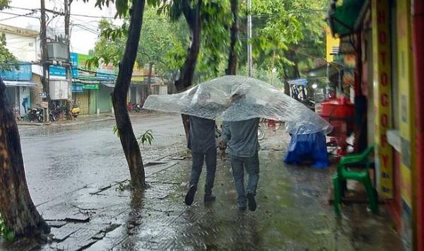  Tại TP Huế cơn mưa kéo dài khoảng 30 phút. Ảnh: NGUYỄN DO