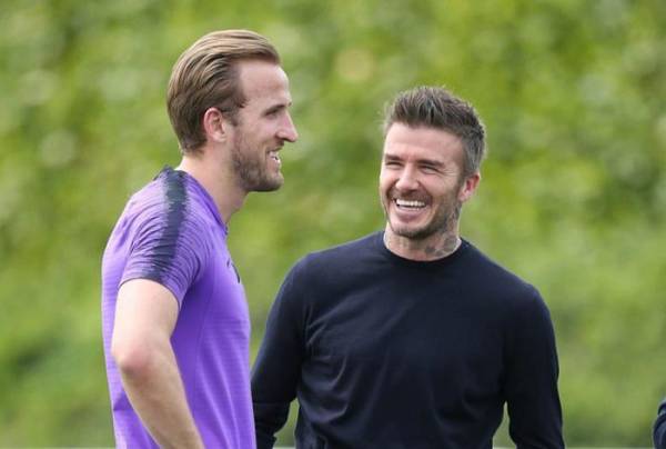Anh trò chuyện với đàn em Harry Kane
