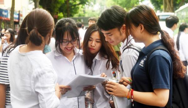 Ngoài phương thức sử dụng kết quả thi trung học phổ thông quốc gia, nhiều trường đại học còn tuyển sinh theo phương thức xét tuyển bằng học bạ.	Ảnh: Nhật Nam