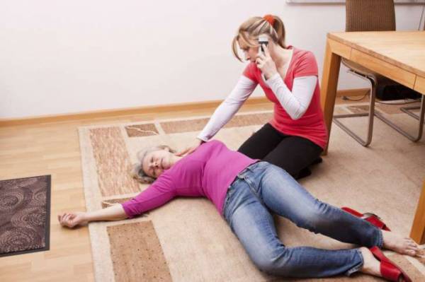 Phải làm gì khi gặp người tai biến mạch máu não?