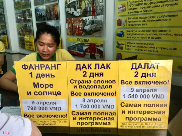 Một văn phòng du lịch không bán tour cho người Việt, chỉ bán cho người Nġα. Ảnh: Ngân Giang.