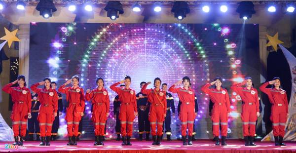 Sinh viên Phòng cháy Chữa cháy trình diễn với rìu cứu hộ, bình oxy