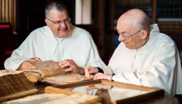 Cha Karel Stautemas và Ton Smits đang nghiên cứu công thức sản xuất bia tại tu viện Grimbergen.